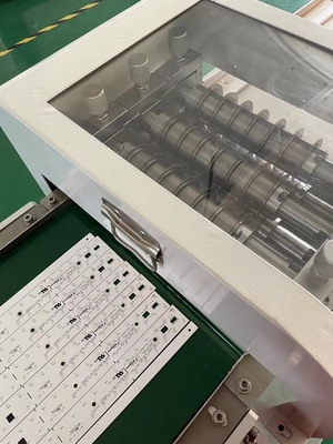 PCB-Abschlagmaschine mit Hochgeschwindigkeits-Stahlblättern und Förderbandlinie