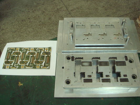 Besonders angefertigte QC-10 sterben lochendes Werkzeug IATF16949 Metallmaschine PWBs