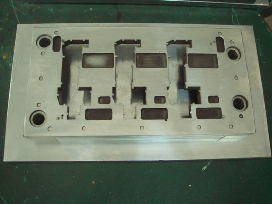Besonders angefertigte QC-10 sterben lochendes Werkzeug IATF16949 Metallmaschine PWBs